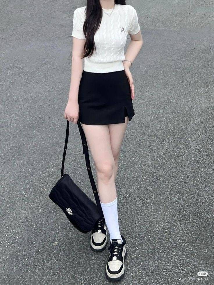 Minimalist Korean Outfit, Look Short Jeans, Outfit Korean Style, Outfits Dress, Korean Casual Outfits, Casual Day Outfits, Easy Trendy Outfits, Kpop Fashion Outfits, 가을 패션