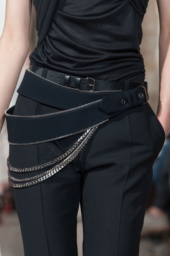 Bouchra Jarrar, Fashion Belts, Dark Fashion, Inspiration Mode, Looks Style, Mode Inspiration, Outfit Casual, Fashion Details, Look Fashion