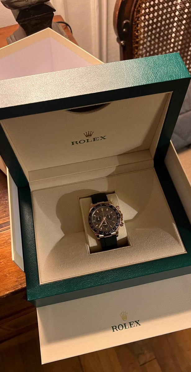 Fake Rich Snaps, Rolex Watch Snapchat Story, Rolex Watches For Men Most Expensive, Rolex Watch Aesthetic, Rolex Photo, Expensive Watch Aesthetic Men, Rolex Box Gift, Rolex Dark Aesthetic, Bridal Chura