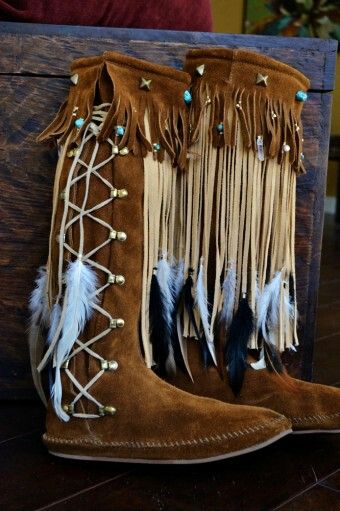 Lame Clothes, Divine Clothing, Making Moccasins, Feathers Photography, Indian Boots, Diy Boots, Native Boots, Fashion Feathers, Powwow Outfits