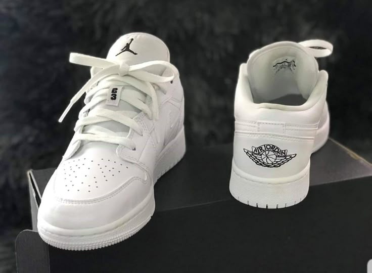 Air Jordan 1 White, Black Nike Shoes, Pretty Shoes Sneakers, Jordan Shoes Retro, All Nike Shoes, Shoes Outfit Fashion, Cute Nike Shoes, Fresh Shoes, Hype Shoes