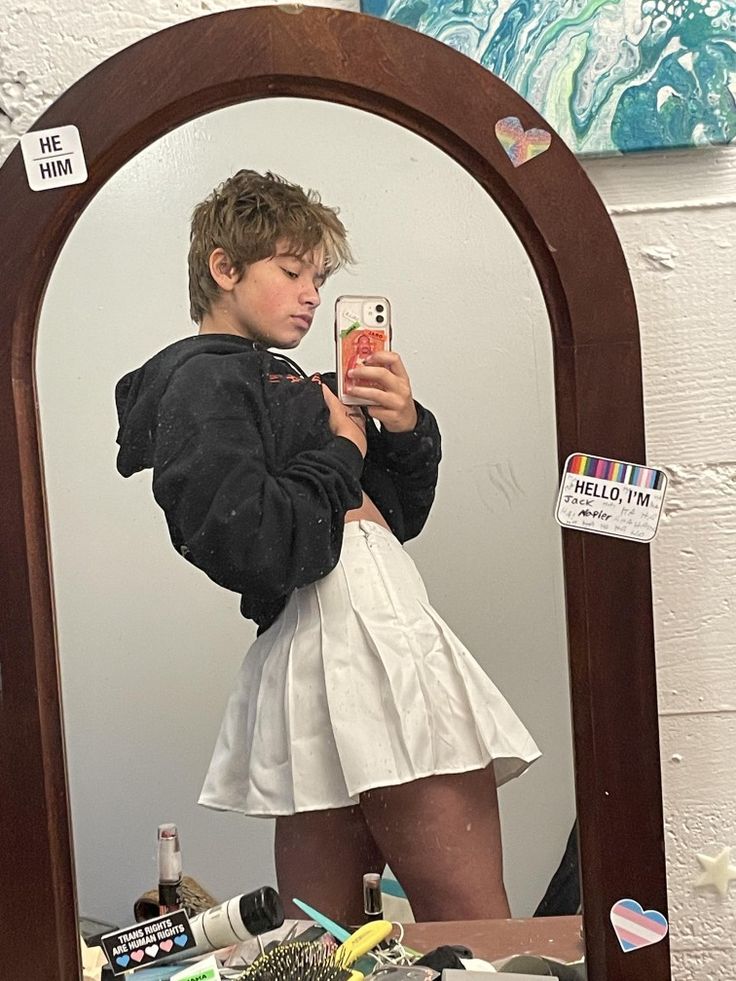 Fem Boy Aesthetic, Femboy Outfits Ideas Male, Ftm Outfits, Fem Boy Outfits, Trans Outfit, Boys Wearing Skirts, Genderqueer Fashion, Boys In Skirts, Guys In Skirts