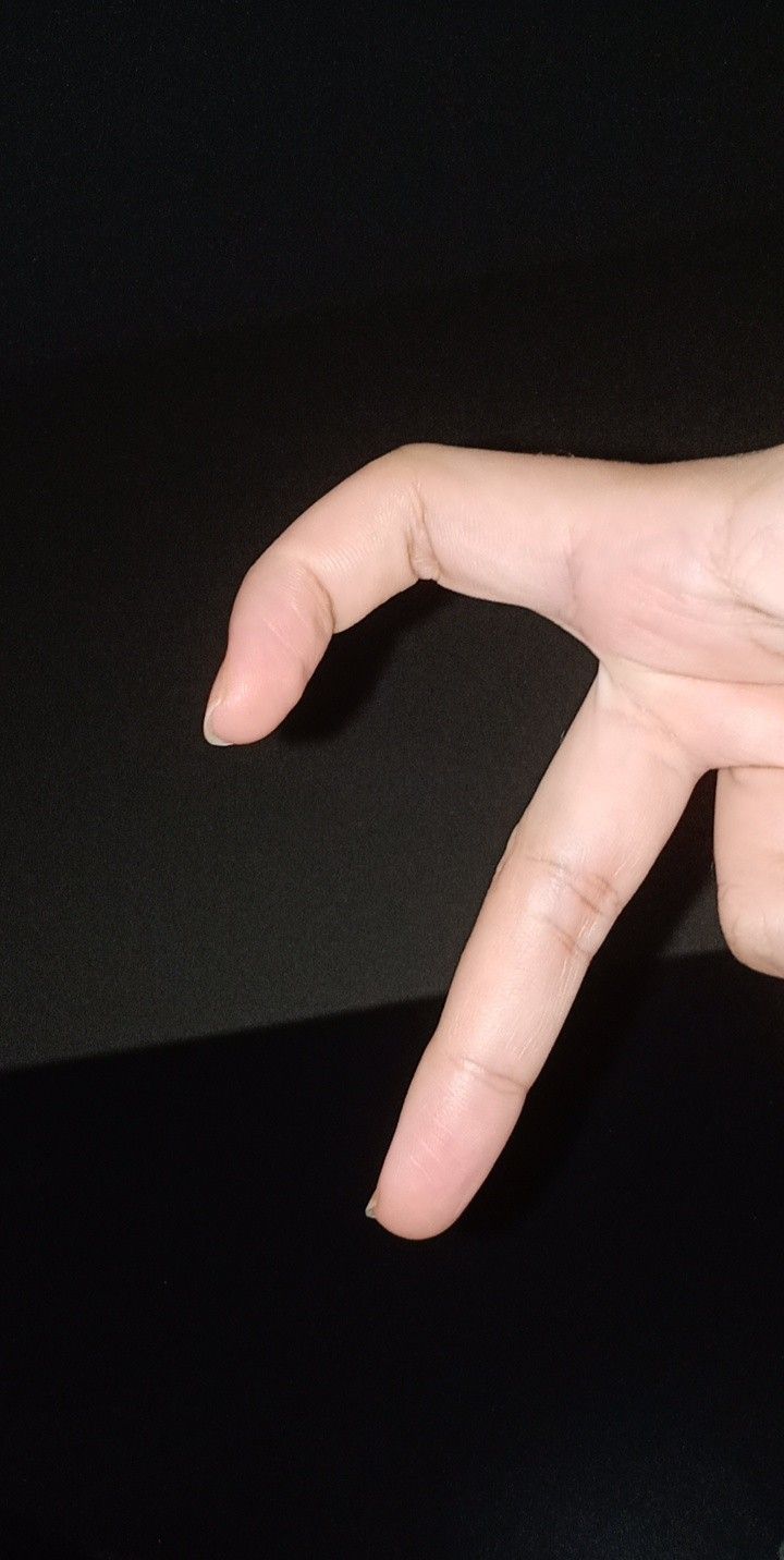 tiktok heart finger Heart Made By Hand Aesthetic, Heart With Hands Aesthetic, Half Finger Heart, Finger Hearts Aesthetic, Half Heart Hand Photo, Finger Cut Fake Story, Heart Finger Pose, Heart Hands Wallpaper, Hand Heart Aesthetic