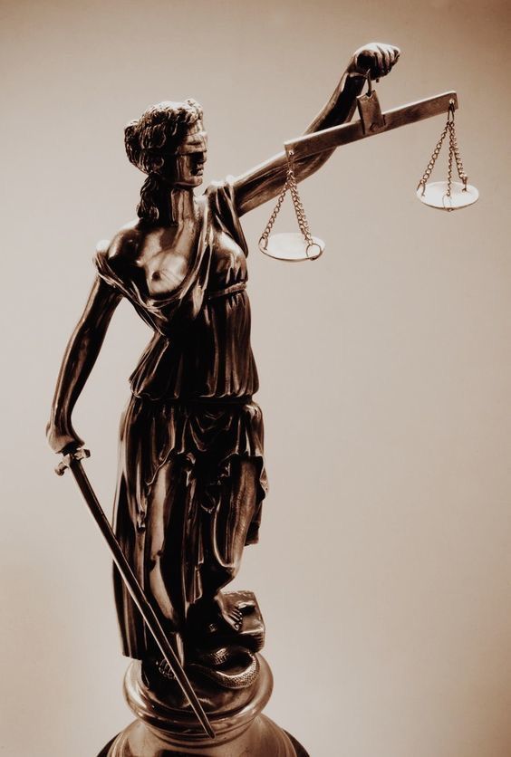 Pin de L ♐️ em Lawyer and future aesthetic | Faculdade de direito, Estudante de direito, Escola jurídica Lady Justice Statue, Justice Statue, Aesthetic Marvel, Law School Life, Law School Inspiration, My Future Job, Inspiration Logo Design, Career Vision Board, Lady Justice