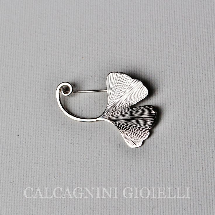 Handmade small sterling silver brooch. The small ginkgo brooch was made and engraved by hand. The width of the brooch is about 3.4 cm, the height is about 3.2 cm. Brooch are shipped inside a beautiful gift box. The sterling silver used for making the pendant is nickel free. Made in Italy. Design by Flavio Calcagnini. To see more, please visit my shop at: https://www.etsy.com/it/shop/calcagninigioielli As the brooch are made from sterling silver, please keep them in a box or pouch, to avoid darke Ginko Biloba, Cheap Diamond Rings, Sterling Silver Brooch, Brooches Handmade, Silver Brooch, Flower Brooch, Cleaning Jewelry, Metal Jewelry, Silver Bracelets