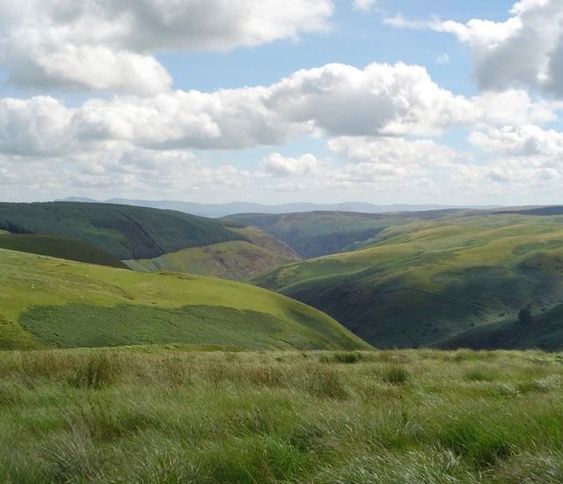 Green Hills, Jolie Photo, Nature Aesthetic, Pretty Places, Green Aesthetic, Mother Earth, Happy Place, Pretty Pictures, Cottage Core