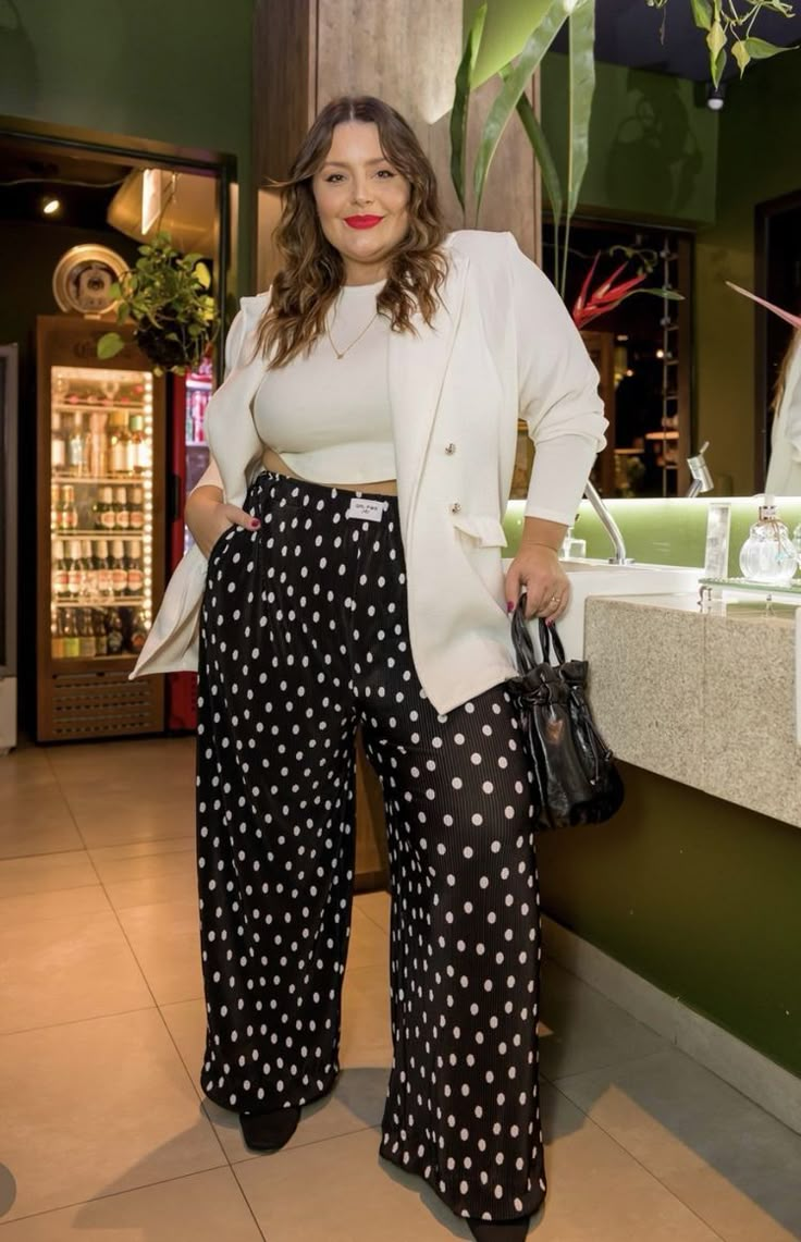 Corporate Outfit For Plus Size Women, Plus Size Fall Cocktail Dresses, Midsize Fashion Street Style, Plus Size Culottes Outfit, Plus Size Casual Outfits With Sneakers, Plus Size Corporate Outfits, Over 60 Fashion Plus Size, Plus Size Business Attire, Outfits Gorditas