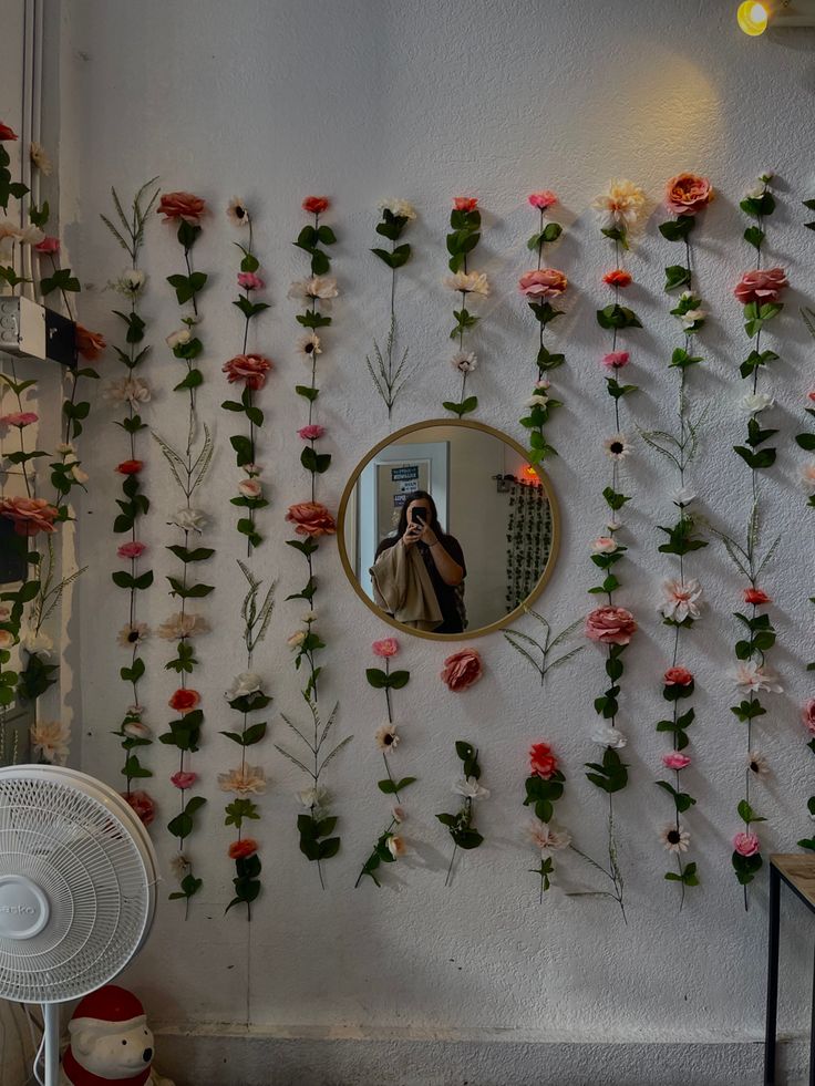 flower wall, flower wall backdrop, flower wal decor, flower wall bedroom, cute wall decor bedroom, cute wall decor, cute wall decor ideas, cute wall designs, cute wall decorstions, flower wall decorations, girl room ideas, girl room decor, girl room decor ideas, cute decor, cute decorations for bedrooms, cute shop decor, boba shop decor, hanging flower wall, hanging flower decor, hanging flower wall decor Diy Flowers For Wall Decor, Bedroom Wall Decor Simple, Flower Themed Dorm Room, Fake Flowers On Wall, Flower Wall Backdrop Bedroom, Decorating Blank Wall, Flower Wall Bedroom Room Decor, Hanging Flowers On Wall, Cute Wall Designs