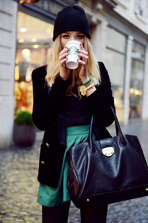 Good rainy day look ... leggins , skirt (i'd do a slim skirt), rain boots, & ALWAYS a little splash of bright ! Mode Tips, Blazer Outfit, Chanel Couture, Looks Street Style, Vintage Bag, Grunge Style, Green Skirt, Cozy Fashion, Looks Style