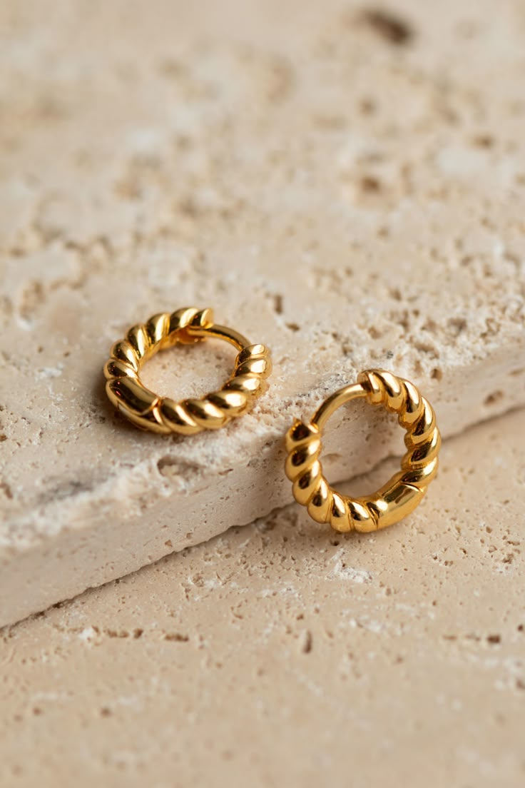 Gold crossaint hoops under $50    #huggies #huggieearrings #daintyjewelry #daintyearrings #goldjewelry Photographing Jewelry, Jewellery Photography Inspiration, Twist Earrings, Jewelry Product Shots, Creative Jewelry Photography, Jewelry Photography Styling, Jewelry Photoshoot, Gold Earrings Designs, Jairzinho