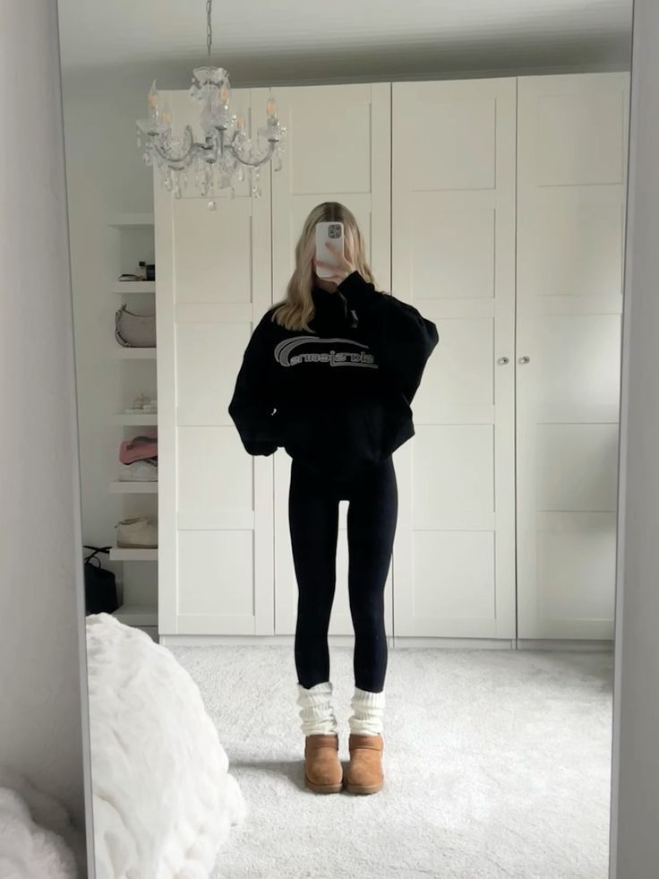 Casual outfit 🎵 Check more at https://beautyfashionideas.com/uncategorized/casual-outfit-%f0%9f%8e%b5/ Cute Winter Jackets Aesthetic, Simple Outfits With Leggings, Ugg Outfit Ideas Winter, Winter Athleisure Outfits, Outfits Leggins, Outfit With Uggs, Uggs Outfits, Deadpool And Wolverine, Uggs Outfit