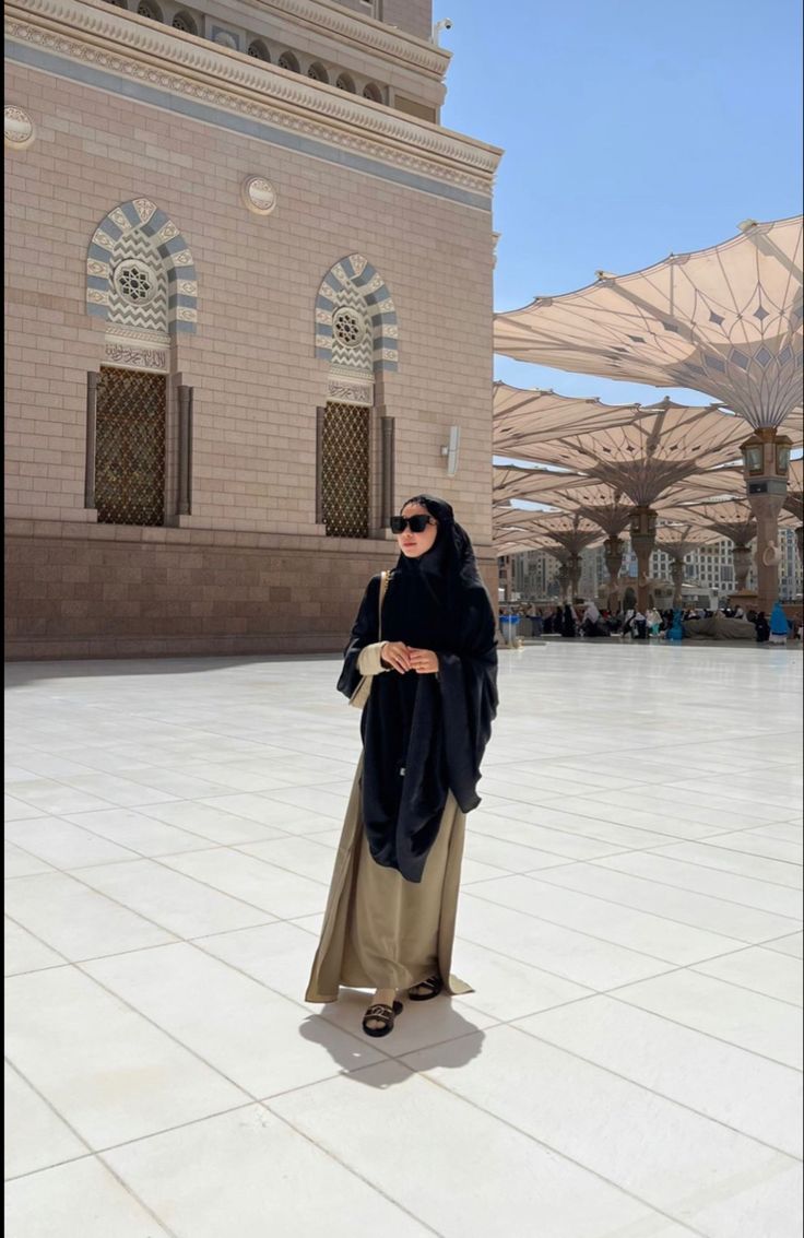 Makkah Outfit, Umroh Outfit, Mecca Mosque, Outfit Muslim, Egypt Tours, Muslim Fashion Hijab Outfits, Hijab Aesthetic, Beach Photography Poses, Muslim Fashion Hijab