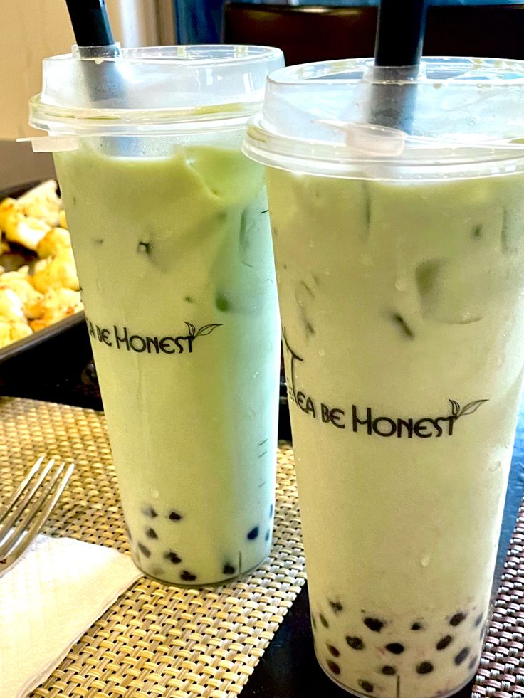 green drink, tapioca balls, cups, flowers, straws Macha Boba Tea, Matcha Boba Aesthetic, Matcha Boba Tea Aesthetic, Matcha Milktea, Matcha Milk Tea Aesthetic, Boba Green Tea, Matcha Boba Tea, Boba Matcha, Cute Boba Drinks