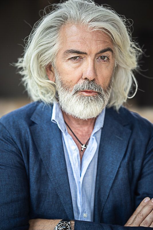 Stylish haircuts and trends for men in their 60s and over 40 ideas Older Mens Long Hairstyles, Grey Haircuts, Long Hair Beard, Straight Hairstyles Medium, Long Hair Trends, Long White Hair, Men Over 50, Thick Hair Cuts, Gray Hair Cuts