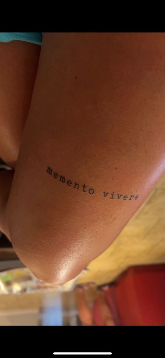 Latin for “remember to live” above left knee Remember To Live Tattoo Latin, Leg Phrase Tattoo, Words Knee Tattoo, Above Tattoo Knee, Small Leg Tattoos Women Above Knee, Top Of The Knee Tattoos Women, Women Tattoo Above Knee, Leg Name Tattoos For Women, Above Knee Tattoos Women Aesthetic