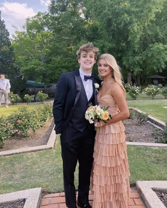 فستان أنيق بحزام سباغيتي على شكل حرف A للأميرة Prom Dresses Southern, Homecoming Dress Inspo Aesthetic, Pink And Green Prom Couple, Cute Morp Dresses, Prom Dresses Extra Af, Strapless Tiered Prom Dress, Lavender Prom Dress With Date, Floral Tiered Prom Dress, Prom Dresses Easter