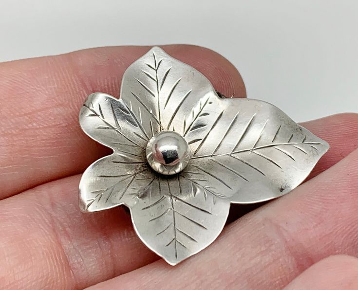 A gorgeous antique victorian english sterling silver ivy leaf brooch with engraved detail Maker/Markings: Not marked but tested as Sterling Silver Condition: Good Used Condition, the clasp has been repaired in the past otherwise general wear/patina - Please look at photos Measurements: 1 3/8" long x 1 1/4" wide  ~ 34 x 33mm  Weight: 2.8g Tin Foil, Ivy Leaf, Leaf Brooch, Antique Victorian, Ivy, Beauty Book, The Past, Accessory Gift, Display Homes