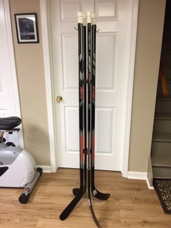 two skis are propped up against the wall in front of a door with a bicycle parked next to it