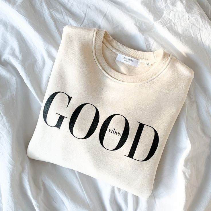 Minimal Shirt Design, Basic Crewneck, Jumper Jacket, Trendy Shirt Designs, Tshirt Printing Design, Cute Shirt Designs, Shirt Design Inspiration, Shirt Print Design, Tee Shirt Designs