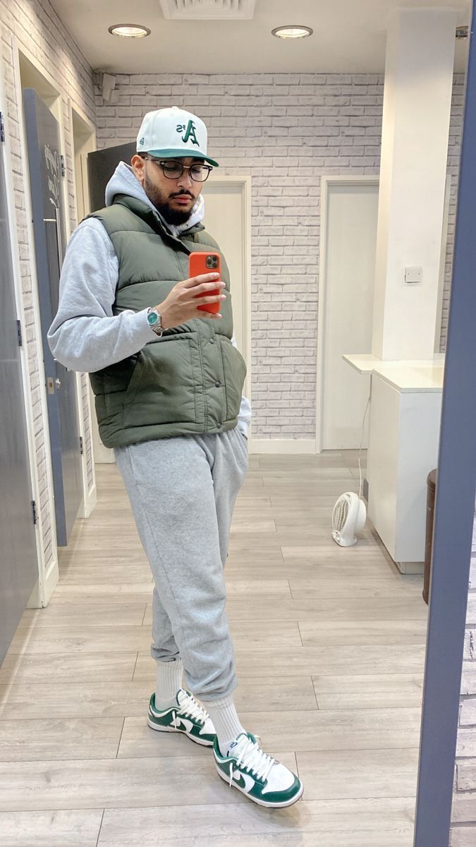 Tracksuit Winter Outfit, Winter Fashion Outfits Men, Cold Winter Outfits Men, Winter Fashion Plus Size, Streetwear Fashion Winter, How To Style Sweatpants, Winter Outfits Men Streetwear, Men's Winter Fashion, Bummy Outfits