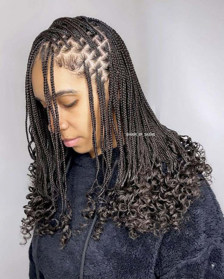 Small knotless braids, small Knotless braids with curly ends, Short Curly Box Braids For Black Women, Cute Box Braids Hairstyles Short, Short Braided Hairstyles With Curls, Shoulder Length Knotless Box Braids With Curls, Box Braids Hairstyles Medium With Curls, Smedium Box Braids For Black Women, Short Medium Knotless Braids With Curls, Short Braid With Curls, Short Braids Curly Ends