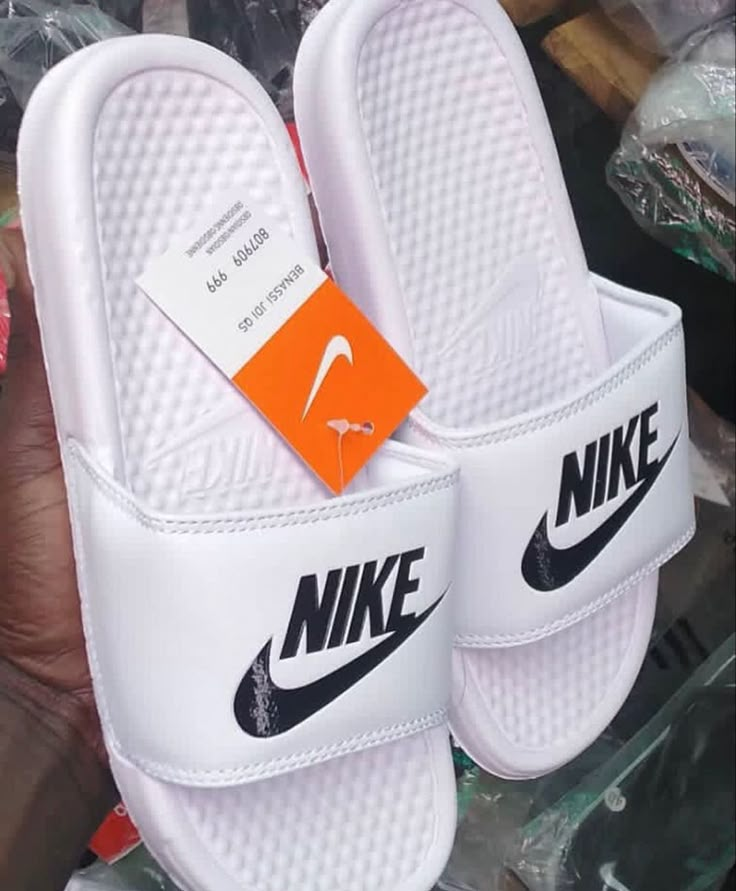 Chanclas Aesthetic, Nike Slippers, Nike Sandals, White Nike Shoes, Nike Slides, Fashion Shoes Sandals, Jordan Shoes Retro, Nike Air Shoes, Classy Shoes