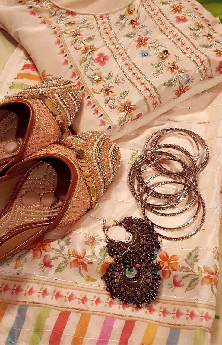 Juthi and earrings , eid looks , desi look , silver bangles , embroidery top , desi vintage , desi ig story Bestfriend Captions For Instagram, College Outfits Aesthetic, Chand Raat, Eid Photoshoot Ideas, Hand Quotes, Coach Outfits, Desi Aesthetics, Desi Love, Self Pictures