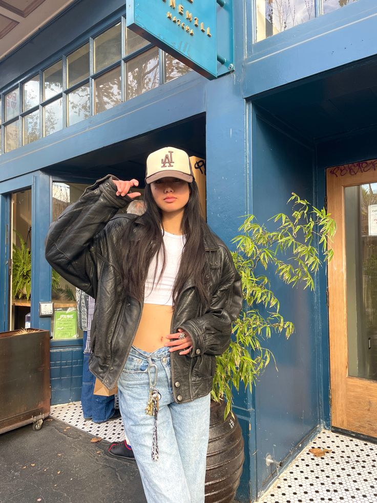 Leather jacket, trucker hat, outfit inspo Leather Jacket Hat Outfit, Leather Jacket Baseball Cap Outfit, Trucker Outfits Women, Trucker Hat Womens Outfit, Streetwear Fashion With Hat, La Hat Outfits For Women, Trucker Hat Fall Outfit, Trucker Hat Outfit Fall, Snapback Hat Outfit For Women