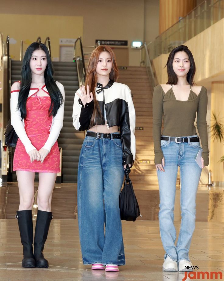 K Pop Airport Fashion, Itzy Airport Fashion, Itzy Fashion, Airport Fashion Kpop, Pop Clothing, Off Duty Outfits, Shy Girls, Airport Fashion, Kpop Fashion Outfits