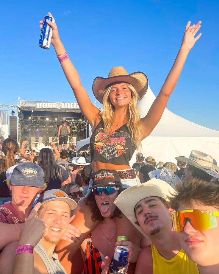 Country Concert Pics With Friends, Sadie Crowell Outfits, Sadie Crowell Aesthetic, Country Concert Pics, Auburn Rodeo, Country Thunder Outfits, Sadie Crowell, Summer Rodeo, Country Music Concert Outfit