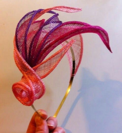 Flowers Headpiece, Fascinator Hats Diy, Fascinator Hats Wedding, Sinamay Hats, Fascinator Headband, Elegant Hats, Diy Hat, Hat Ideas, Fancy Hats