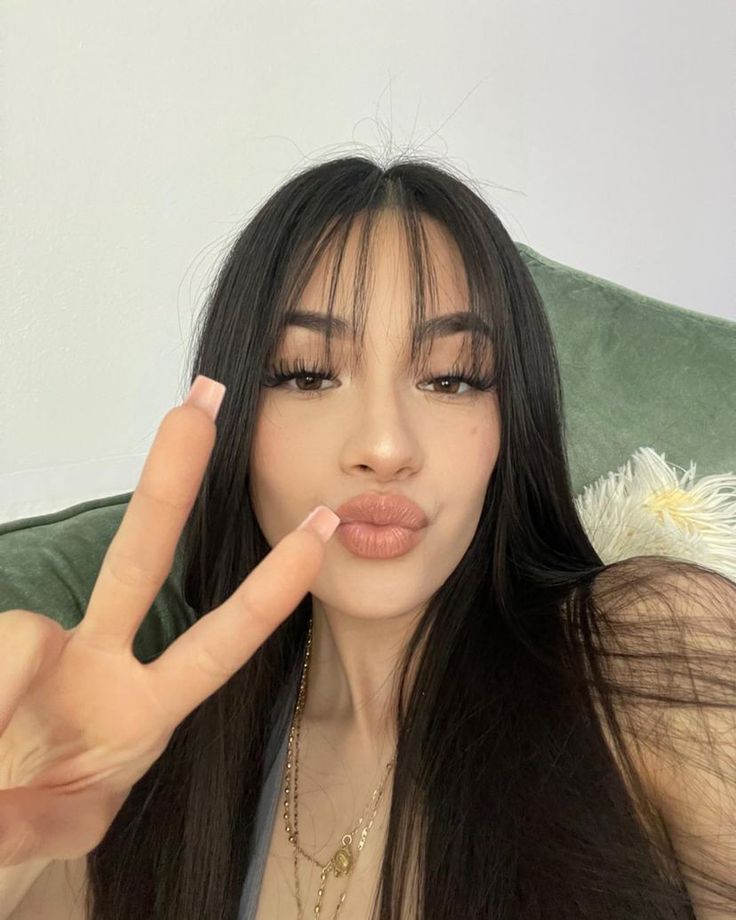 Alisha Marie Bangs, Latina Hair, Cute Bangs, Hair Inspiration Long, Bangs For Round Face, Bangs With Medium Hair, Hairstyles For Layered Hair, Wispy Bangs, Haircuts Straight Hair