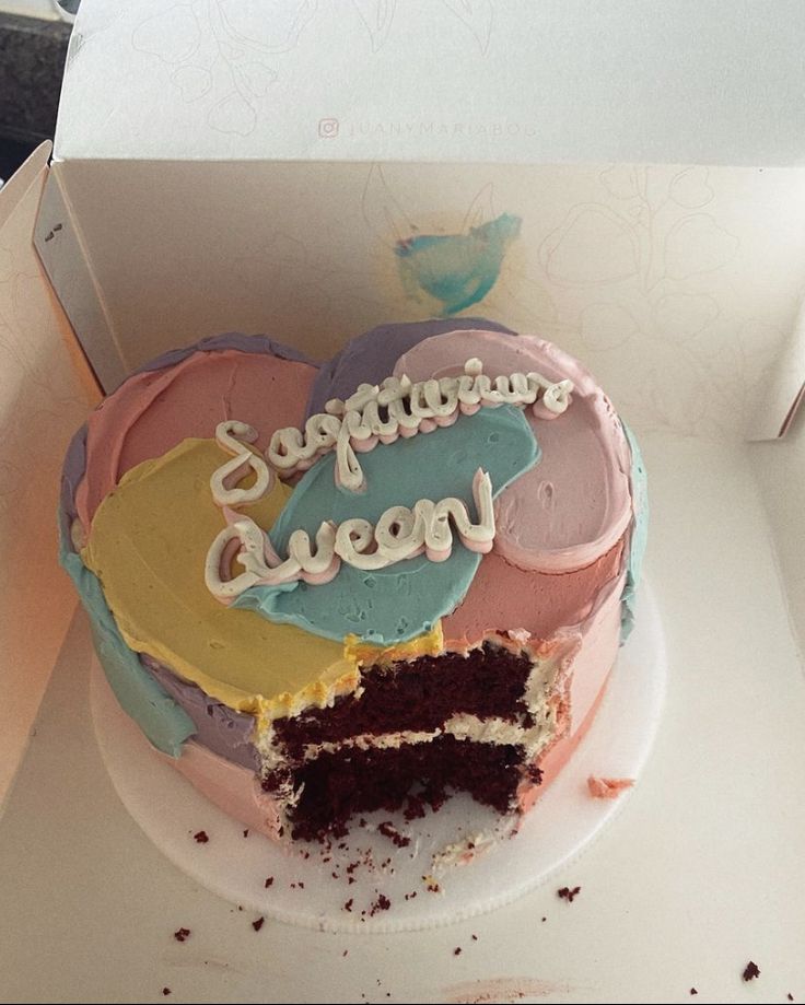 a birthday cake in a box with the word congratulations queen written on it