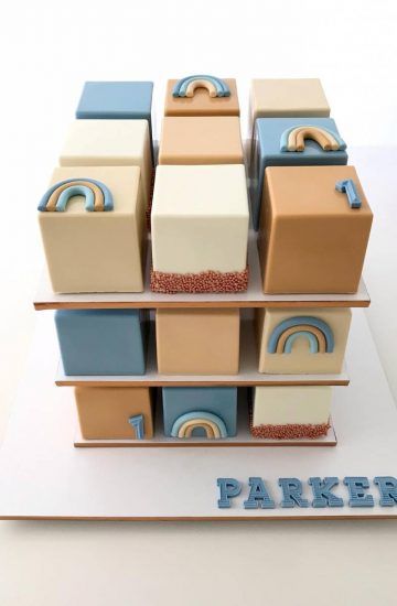 there is a cake made to look like it has blocks and numbers on them with the word parker written in blue