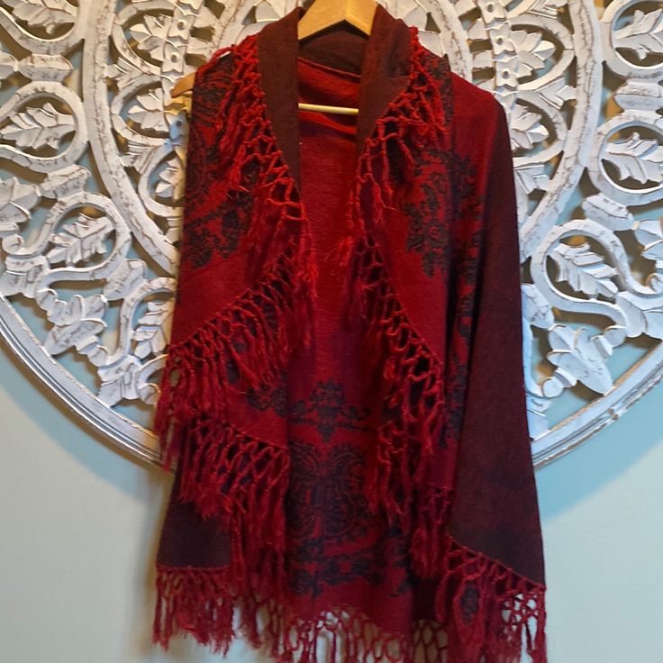 Nwot Red And Black Elle Tian Poncho Winter Festival Shawl Outerwear, One Size Winter Outerwear With Fringe, Red Fringed Shawl For Fall, Red Fringe Shawl For Fall, One Size Cape For Fall Festival, Red Winter Cape One Size, Winter Fringe Cape Outerwear, Winter Fringe Shawl Outerwear, Bohemian Shawl Outerwear For Cold Weather