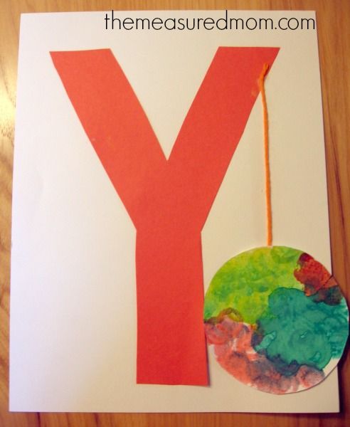 the letter y is made out of paper and colored construction paper with a yarn ball hanging from it