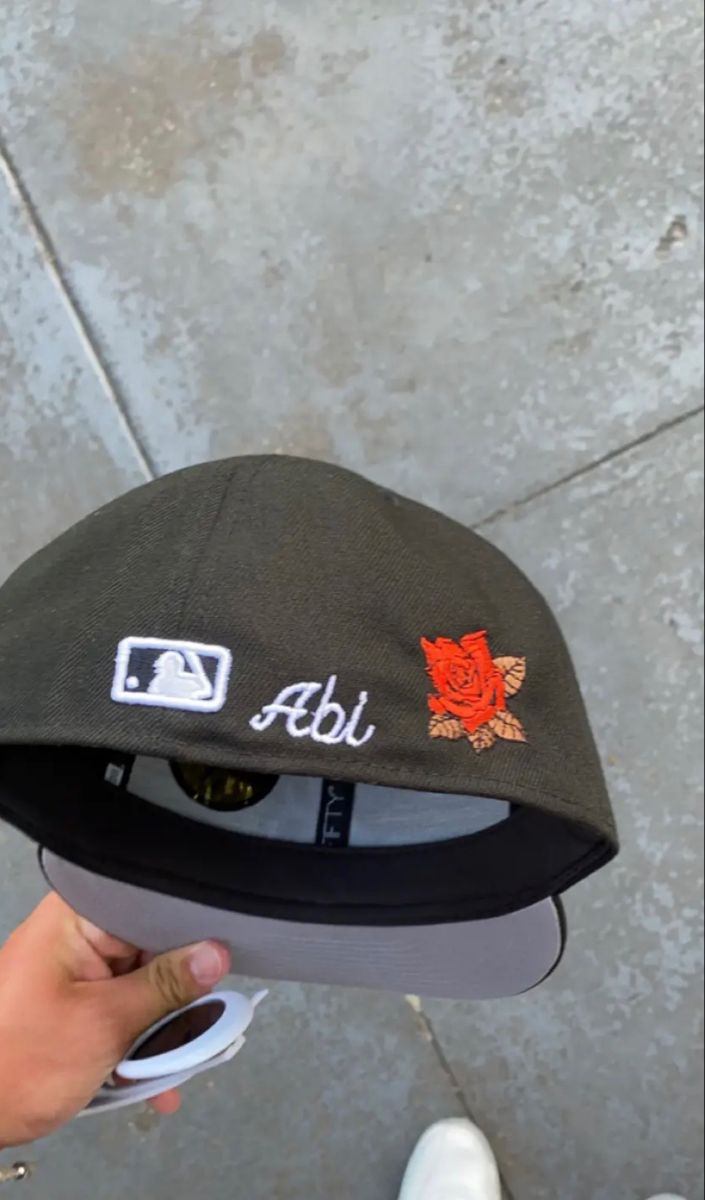 Fitted Hats With Girlfriend Name, Fitted Hat Stitching Ideas, Embroidered Fitted Hat, Fitted Hat Embroidery Ideas, Fitted Hats Aesthetic, Custom New Era Hats, Customized Hats, Y2k Cap, Custom Fitted Hats