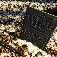 an old tombstone sitting in the snow