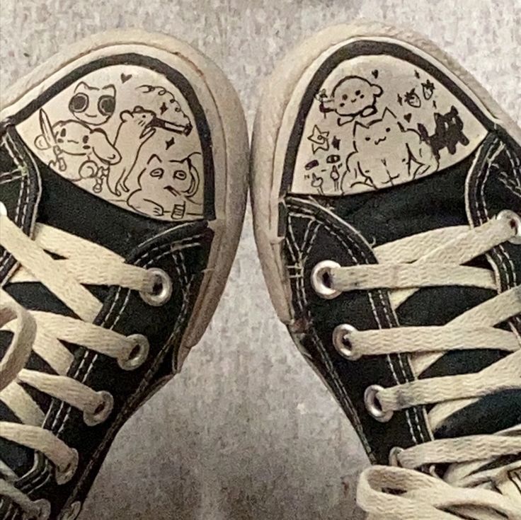 Converse Drawing, Doodle Shoes, Diy Converse, Converse Design, Grunge Shoes, Converse Aesthetic, Minimalist Tattoo Ideas, Elsie Silver, Colorblock Shirt