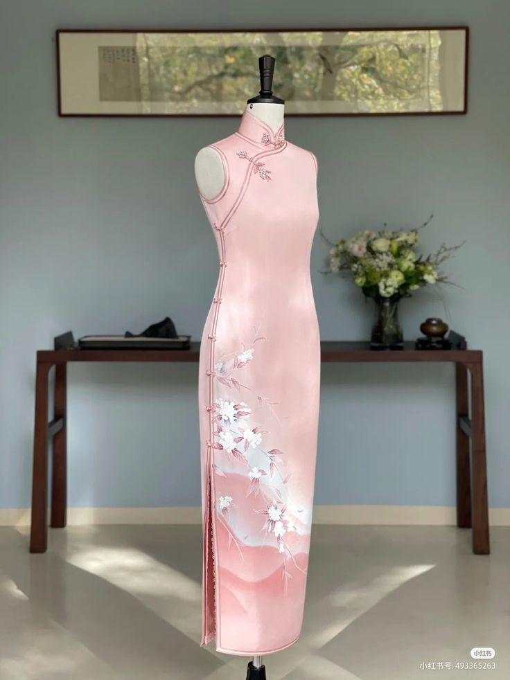 Shanghai Dress, Chinese Wedding Dress Traditional, Chinese Clothing Traditional, Fashion History Timeline, Wedding Cheongsam, Chinese Qipao, Chinese Wedding Dress, Chinese Style Dress, Traditional Chinese Dress