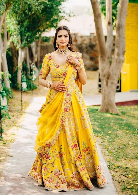 Yellow Lehengas Haldi Dress For Bride, Dupatta Draping Styles, Lehenga Inspiration, Orang India, Haldi Ceremony Outfit, Haldi Dress, Haldi Outfits, Haldi Outfit, Function Dresses