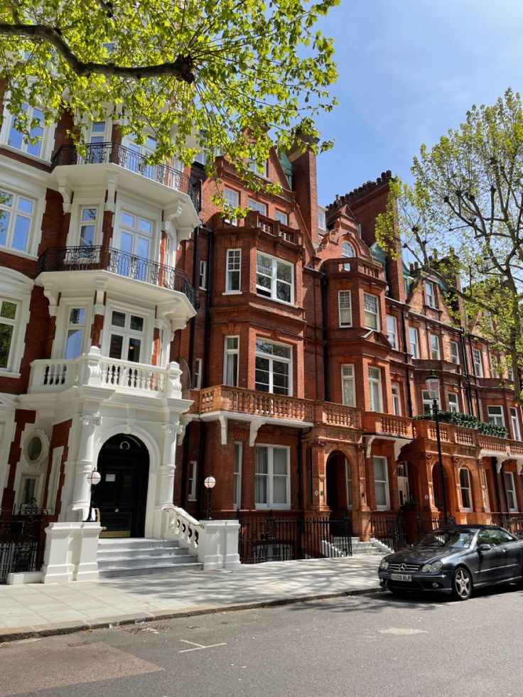 #london #uk #kensington #europe #summer #spring #sun #sunnyday #aesthetic #photography South Kensington London Aesthetic, Kensington Interior, Kensington Aesthetic, London Knightsbridge, Orange Brick Houses, Kensington Townhouse, Kingston Canada, Euro Winter, Kensington Apartment