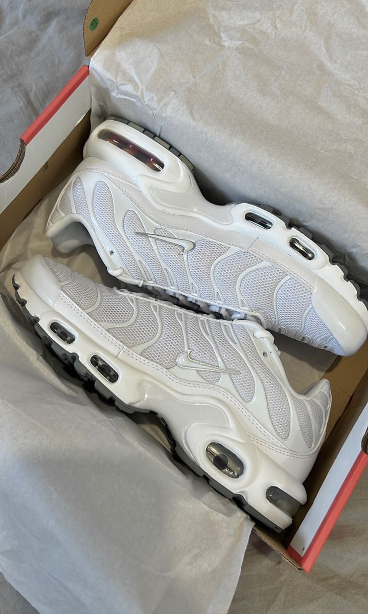 Nike Tn Shoes, Tn White, Nike Fashion Sneakers, Nike Air Max White, White Nike Shoes, Nike Tn, Pretty Shoes Sneakers, Jordan Shoes Retro, All Nike Shoes