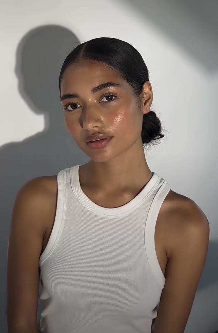 Fresh Face No Makeup, Natural Glowy Makeup Brown Eyes, Natural Minimal Bridal Makeup, No Makeup Looks Natural, Soft Natural Makeup Looks, No Mascara Makeup Look, No Makeup Makeup Look Natural, No Make Up Makeup, Profile Shoot