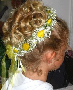 Updo flower girl hairstyle Aniston Haircut, Flower Girl Updo, Girl Updo, Fashion Hair Styles, Bride Hairstyles Updo, Girls Updo, Communion Ideas, Formal Hair, Girl Hairstyle