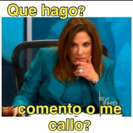 a woman sitting at a desk with her hand on her chin and the caption says, que hago? comento o me callo?