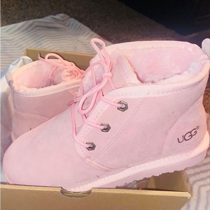 Still New No Tag Cute Woman Shoes, Fresh Outfits For Women, Uggs Low, Light Pink Uggs, Light Pink Shoes, Pink Ugg Boots, Cute Uggs, Fluffy Shoes, Pretty Sneakers