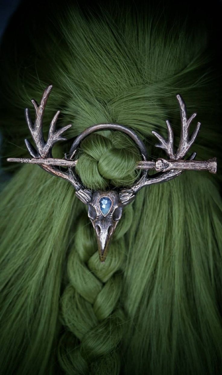 Crow Skull, Viking Hair, Raven Skull, Estilo Punk, Fantasy Jewelry, Hair Sticks, Fantasy Clothing, Hair Pin, Fantasy Fashion