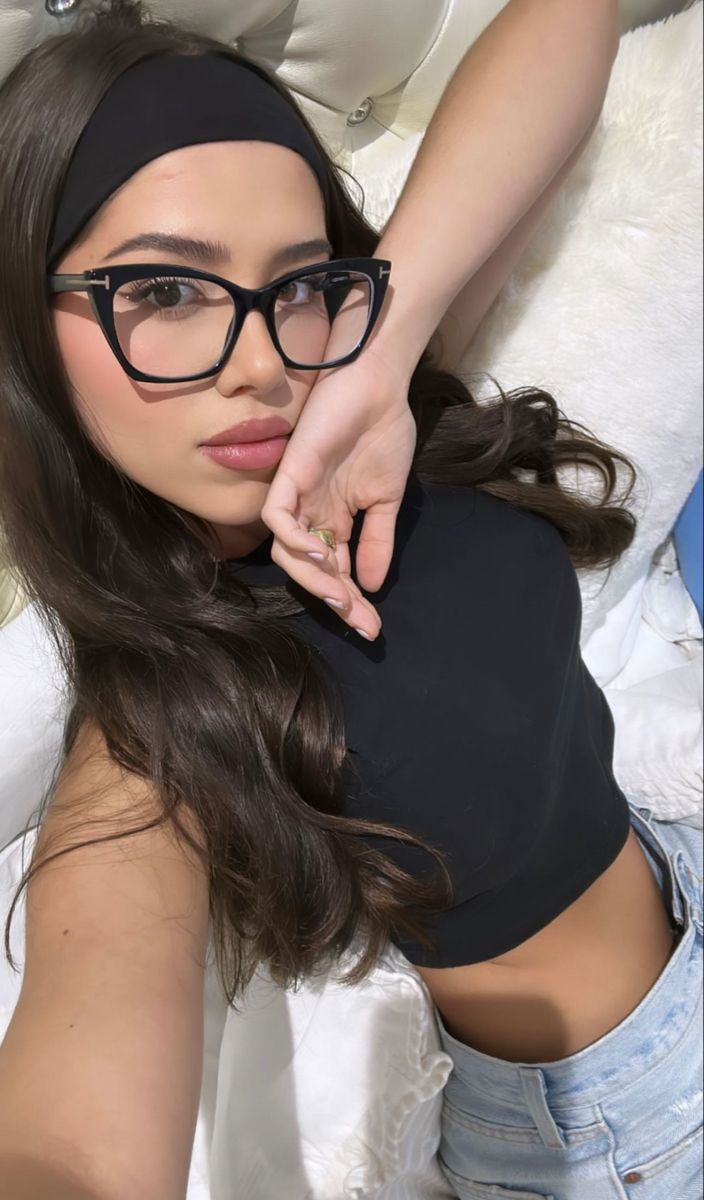 Amanda Diaz, Glasses Inspiration, Selfie Ideas Instagram, Instagram Photo Inspiration, Cute Poses For Pictures, 인물 사진, 가을 패션, Cute Poses, Cute Selfie Ideas