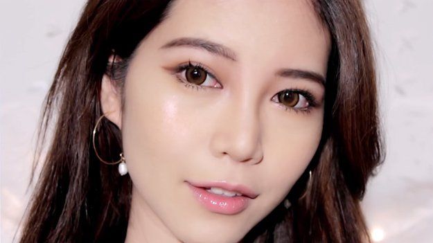 Dewy Skin | 5 Pretty Korean Makeup Tutorials You Must Try Pretty Korean Makeup, Younger Hands, Tips To Look Younger, Combination Skin Makeup, Makeup Tips To Look Younger, Korean Natural Makeup, Simple Makeup Natural, Korean Makeup Tips, Korean Makeup Look